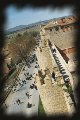 Foto de caminantes bajo las murallas, de Josean de Miguel
